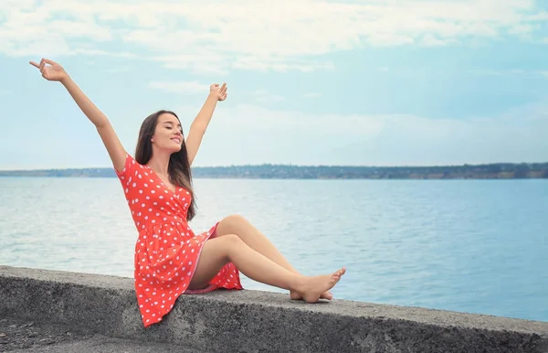 Jovencita relajándose cerca del río — Foto de Stock