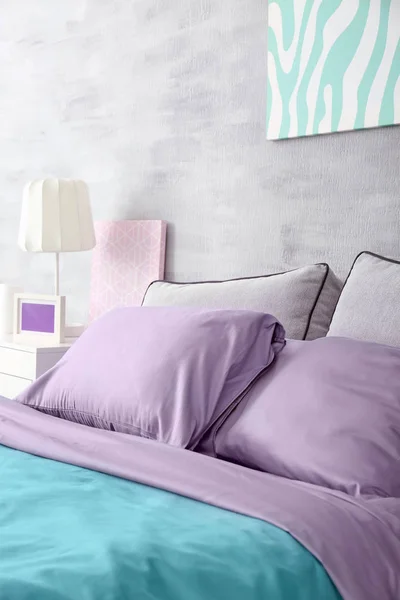 Lila accent i modern interiör. Bekväma sängar med kuddar i rum — Stockfoto