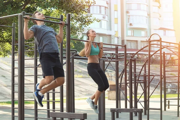 Oyun üzerinde egzersiz yaparak genç sportif Çift