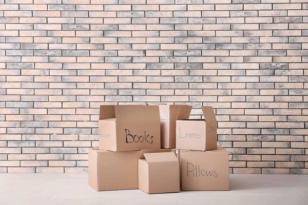 Move house concept. Carton boxes on floor in empty room — Stock Photo, Image