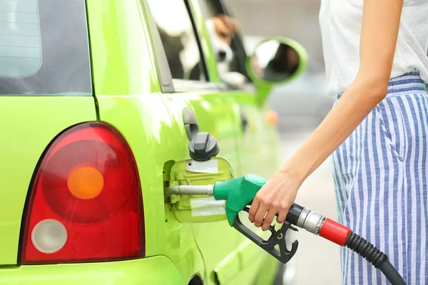 Mulher reabastecendo carro no posto de gasolina — Fotografia de Stock