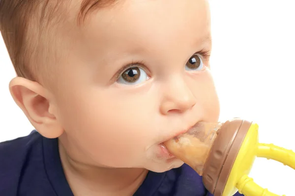 Adorabile piccolo bambino con rosicchiatore su sfondo bianco — Foto Stock