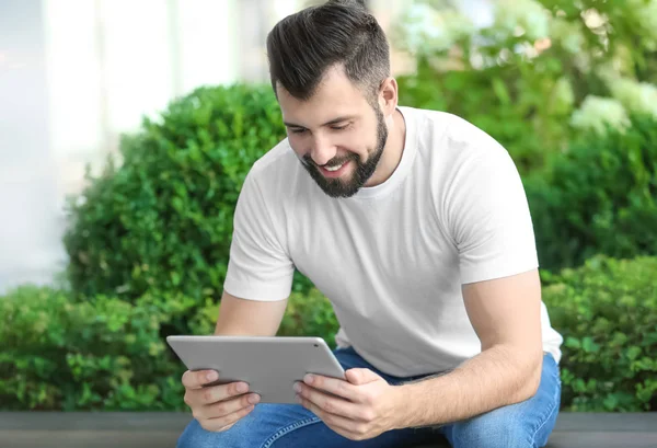 Hombre guapo con Tablet PC al aire libre —  Fotos de Stock