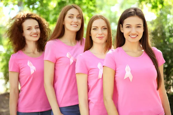 Mujeres jóvenes con camisetas rosas al aire libre. Concepto de conciencia sobre el cáncer de mama — Foto de Stock
