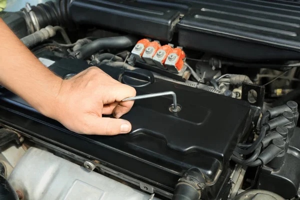 クローズ アップの車を修理する自動車整備士 — ストック写真