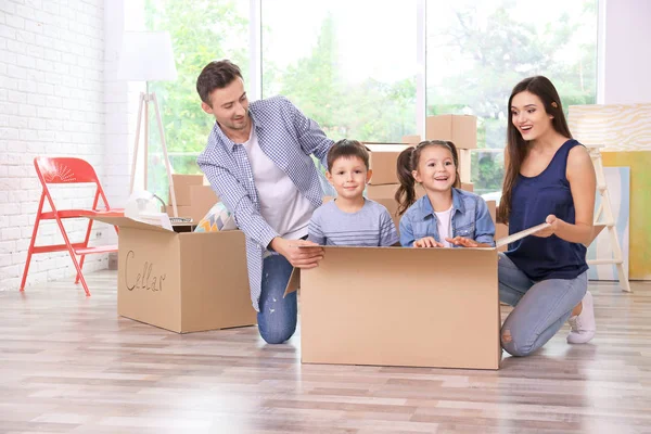 Familia feliz en la habitación en el nuevo hogar — Foto de Stock