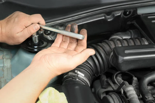 Araba, closeup onarma otomatik mekanik — Stok fotoğraf