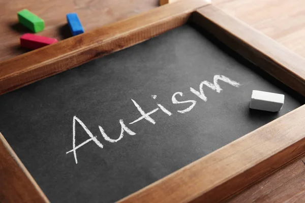 Palabra "autismo" escrita en pizarra — Foto de Stock