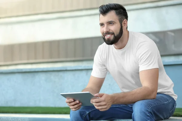 Hombre guapo con Tablet PC al aire libre —  Fotos de Stock