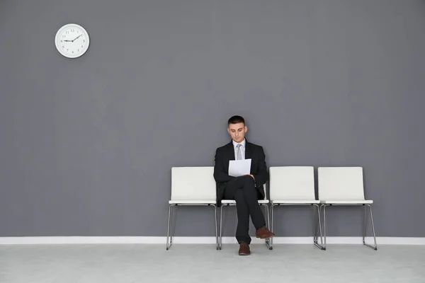 Jovem à espera de entrevista de emprego no salão — Fotografia de Stock