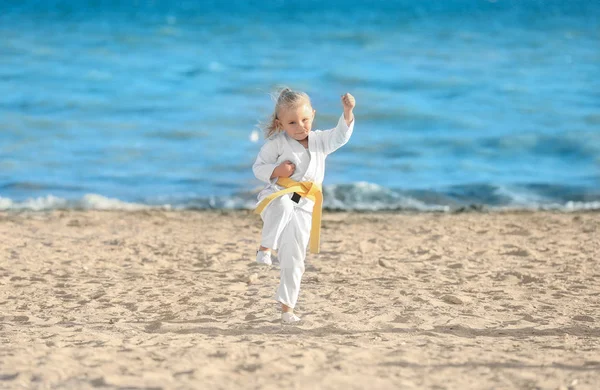 Niña practicando karate al aire libre — Foto de Stock