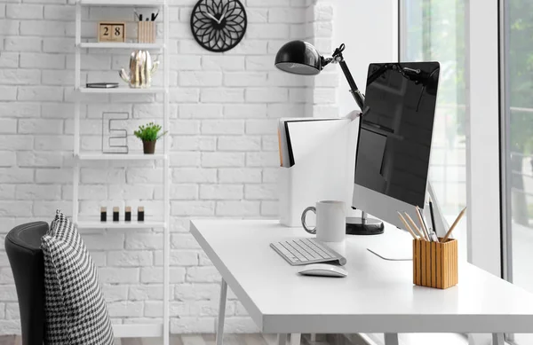 Masada modern bilgisayarla rahat bir iş yeri — Stok fotoğraf