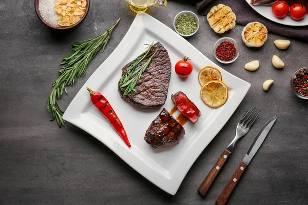 Heerlijke gegrilde steaks — Stockfoto