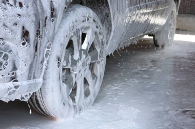 Otomobil araba yıkama, closeup sabun köpüğü içinde
