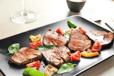 lezzetli biftek dilimlenmiş