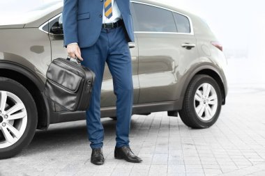 Araba açık havada yakınındaki başarılı iş adamı