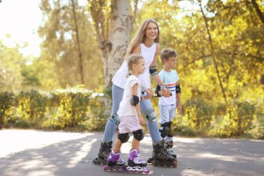 Anne ile oğlu ve kızı paten Parkı