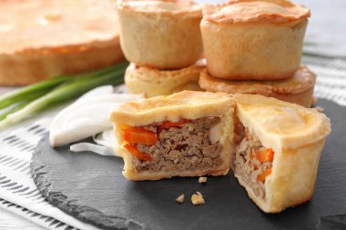 Lezzetli küçük etli turtalar 