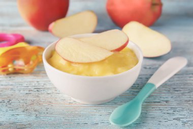 Bebek için yulaf lapası ile kase