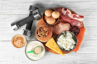 Yüksek protein yiyecek, toz ve ahşap arka plan üzerinde shake ile kompozisyon