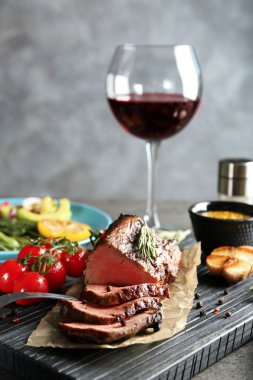 Lezzetli biftek dilimlenmiş