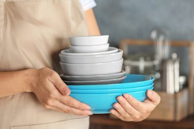 Kaplamalar, closeup yığını tutan kadın