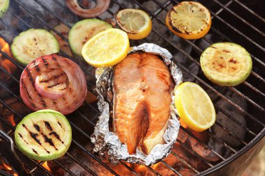 Sebze ile lezzetli somon biftek 