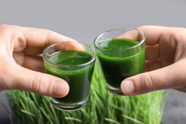 Genç erkekler elleri ile atış buğday çimen suyu