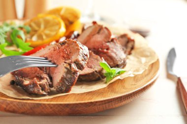 Lezzetli biftek dilimlenmiş