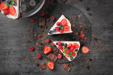 Meyveli çikolatalı kek. 