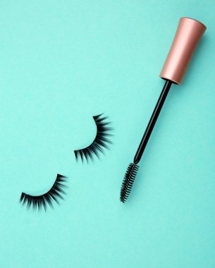 Rimel değnek ve renk arka plan üzerinde yanlış eyelashes