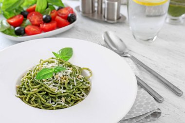 fesleğen pesto soslu makarna  