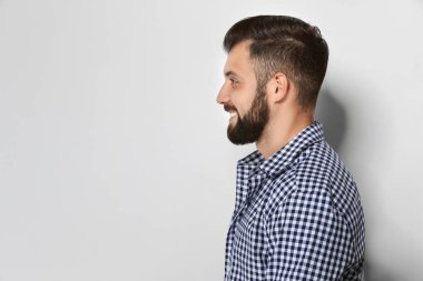 Açık renkli yakışıklı adam