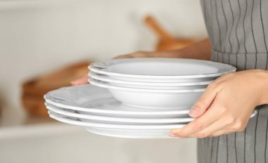 Kaplamalar, closeup yığını tutan kadın