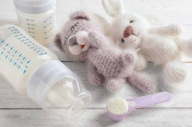 Bebek süt formülü ahşap masa üzerinde besleme şişe ile kompozisyon