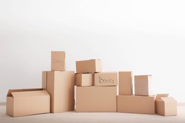 Ev kavramı taşıyın. Karton kutular boş odada katta