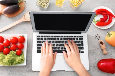 Gıda blogger laptop ve tablo farklı ürünleri ile eller