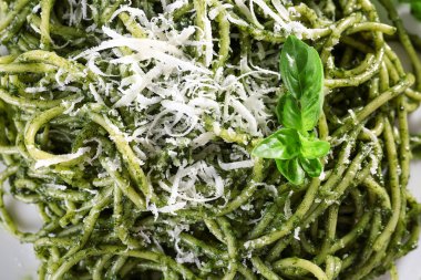 fesleğen pesto soslu makarna  