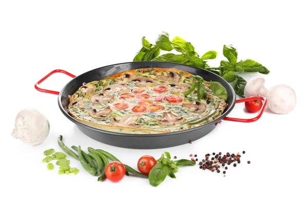 Ispanak frittata pan ve sebze, üzerinde beyaz izole