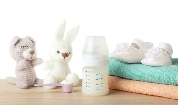 Zusammensetzung mit Fütterung Flasche Babymilch Formel auf Holztisch — Stockfoto