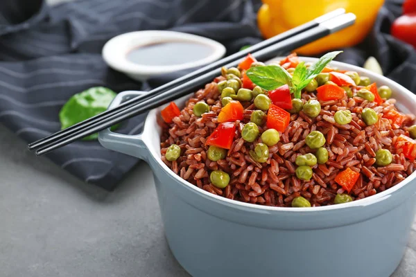 Kahverengi pirinç ve sebze tablo ile güveç