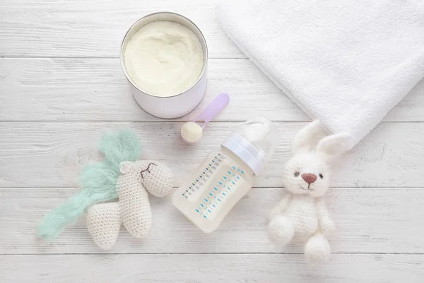 Zusammensetzung mit Fütterung Flasche Babymilch Formel auf Holztisch — Stockfoto