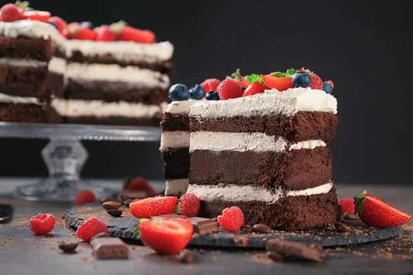 Meyveli çikolatalı kek. 