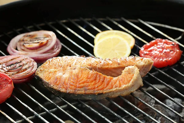 Chutný steak z lososa se zeleninou na grilu, zblízka — Stock fotografie