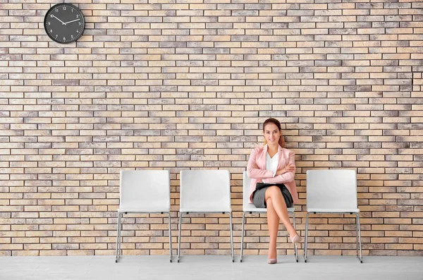 Jonge vrouw wacht op sollicitatiegesprek in hal — Stockfoto