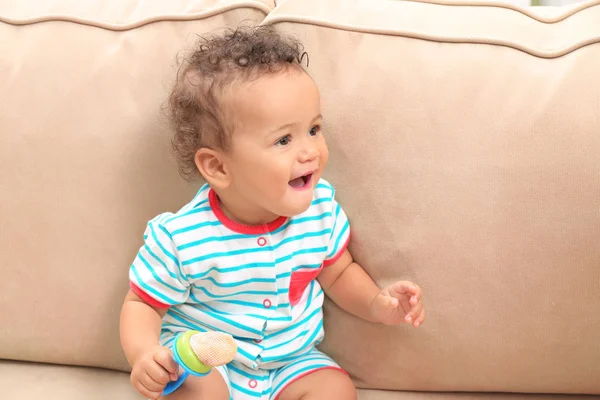 Schattige kleine Afrikaanse Amerikaanse baby — Stockfoto