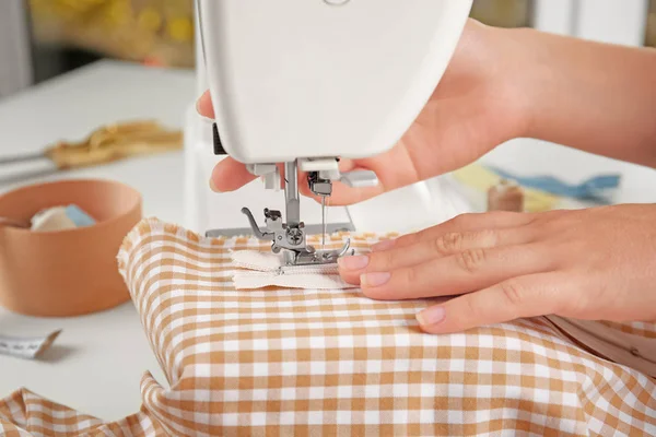 Mulher costura na máquina, close-up — Fotografia de Stock
