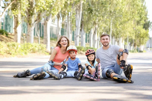 Famiglia con pattini a rotelle nel parco — Foto Stock