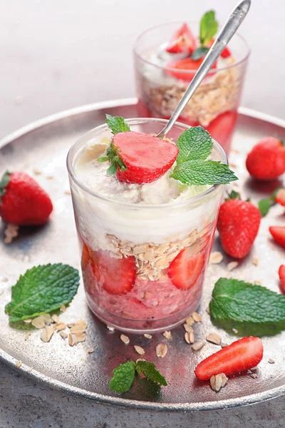 Savoureux dessert à la fraise — Photo