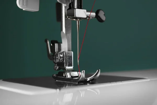 Máquina de costura na mesa, close-up — Fotografia de Stock